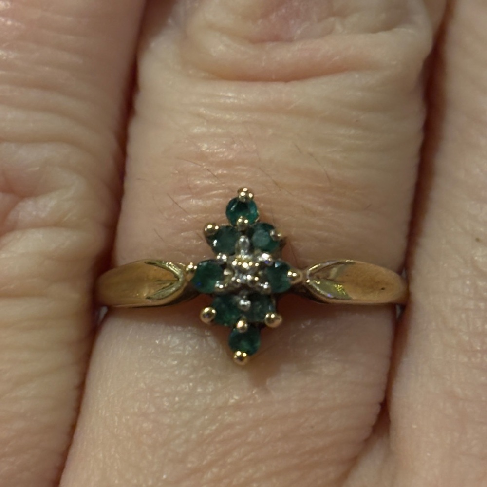 Elegant Gold and Green Gemstone Ring